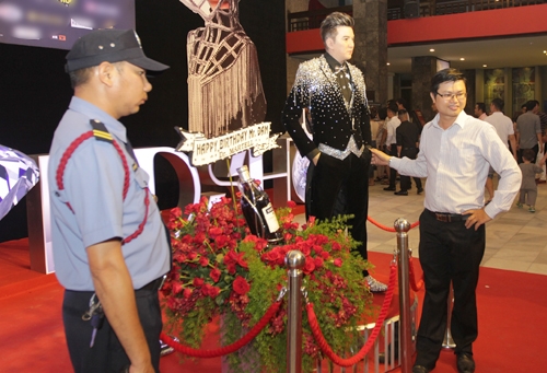 hang-tram-khan-gia-vay-quanh-tuong-sap-dam-vinh-hung-7