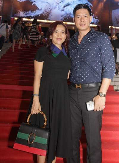 hang-tram-khan-gia-vay-quanh-tuong-sap-dam-vinh-hung-9
