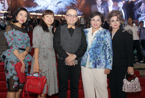 hang-tram-khan-gia-vay-quanh-tuong-sap-dam-vinh-hung-11