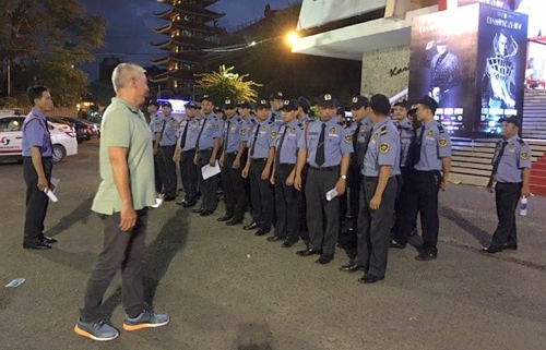 Các nhân viên bảo vệ