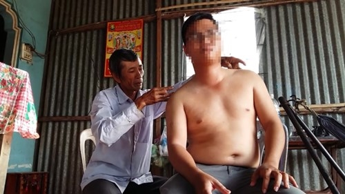 'Thần y' kỳ dị miền Tây: Quơ nhang, khấn vái chữa bệnh nan y - ảnh 1