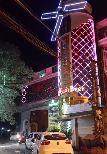 tiec-ma-tuy-trong-can-phong-co-chan-dai-1