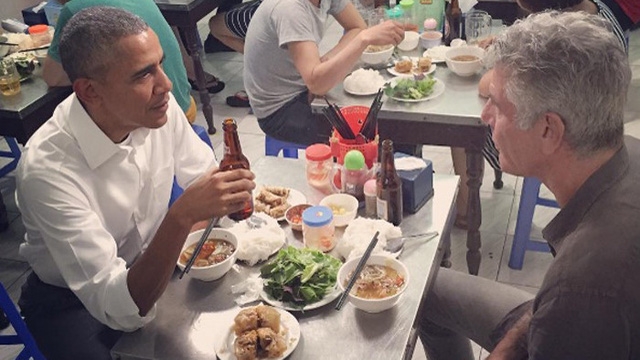  Bỏ qua nhiều món, trong đó có món bún chửi, cuối cùng, Tổng thống Obama đã chọn món bún chả ở Lê Văn Hưu để dùng bữa với ông Anthony Bourdain 
