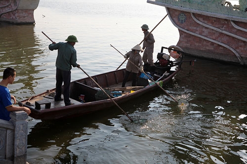 ha noi: ca chet bat thuong, noi trang ven ho tay hinh anh 7
