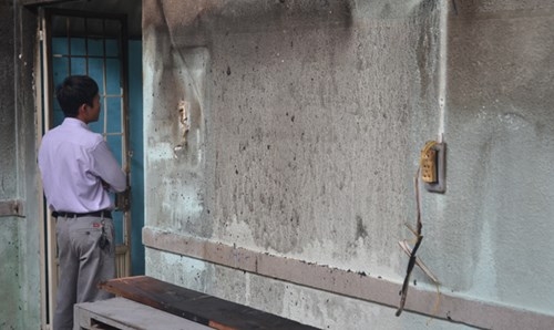 Hai cháu bé kêu khóc trong căn nhà bốc cháy khóa trái cửa - ảnh 1