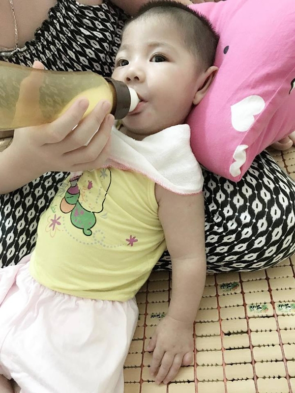 Sau hơn 3 tháng được mẹ nuôi chăm sóc, bé gái 14 tháng tuổi nặng 3,5kg giờ ra sao?