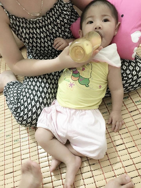 Sau hơn 3 tháng được mẹ nuôi chăm sóc, bé gái 14 tháng tuổi nặng 3,5kg giờ ra sao?