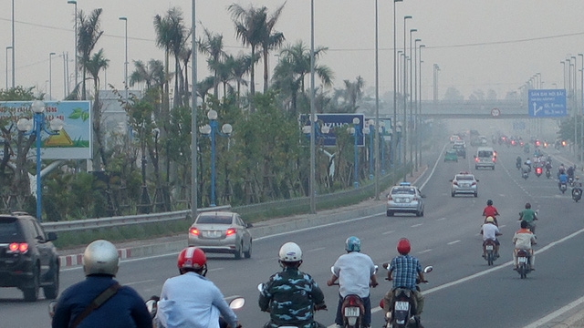  Ở khu vực quận Tây Hồ, khói bụi khiến tầm nhìn trên xã lộ trở nên mờ mịt. 
