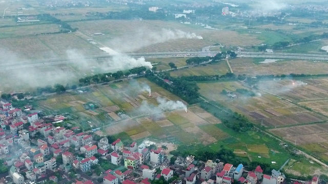  Nguyên nhân chính là do nông dân đốt rơm rạ sau khi thu hoạch vụ hè - thu. 