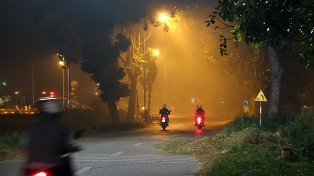 Theo các chuyên gia y tế, ngoài làm nhiệt độ không khí tăng cao, khói đốt rơm rạ còn gây nguy cơ mắc bệnh đường hô hấp. 