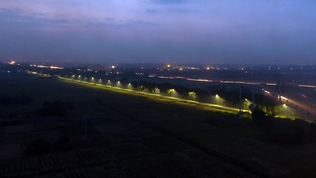  Tuyến đường ngoại ô thành vệt vàng rõ nét do đèn đườn kết hợp với mật độ khói bụi dày đặc. 