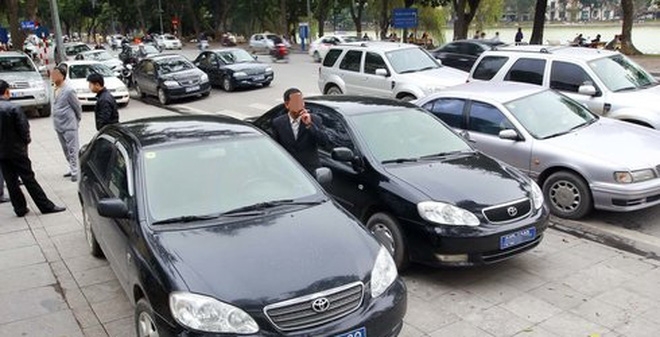 Thứ trưởng Bộ Tài chính đi taxi, tự lái xe đi làm từ ngày 3-10