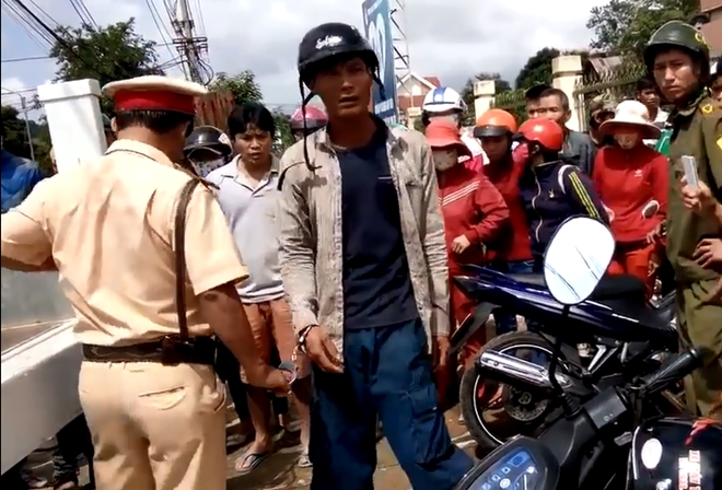 Xuat hien clip CSGT cong tay nguoi vi pham giao thong hinh anh 1