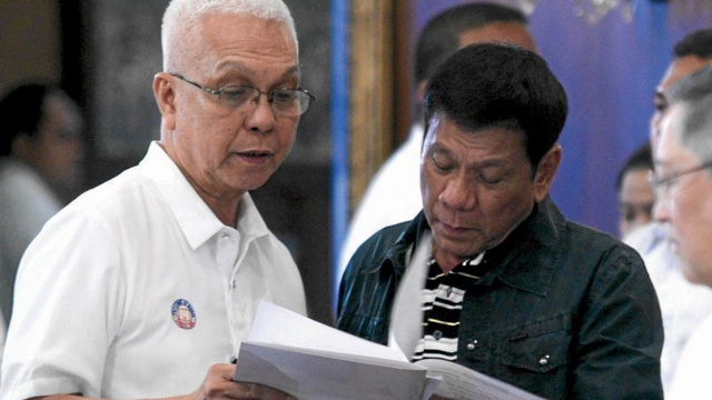 Tổng thống Philippines Rodrigo Duterte (phải) và Bộ trưởng Nội các Leoncio Evasco. (Ảnh: Inquirer)
