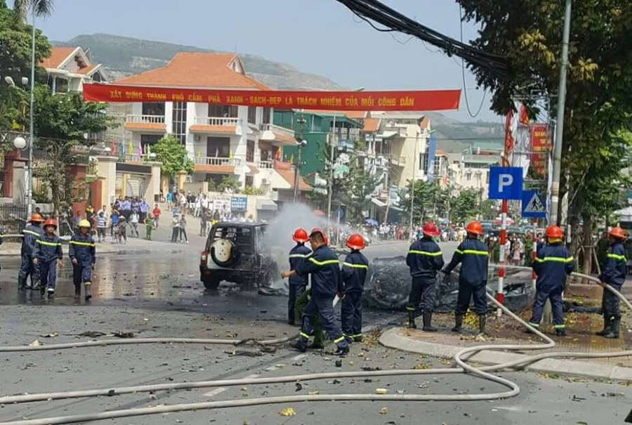 truc tiep: xe taxi phat no kinh hoang giua thanh pho cam pha hinh anh 3