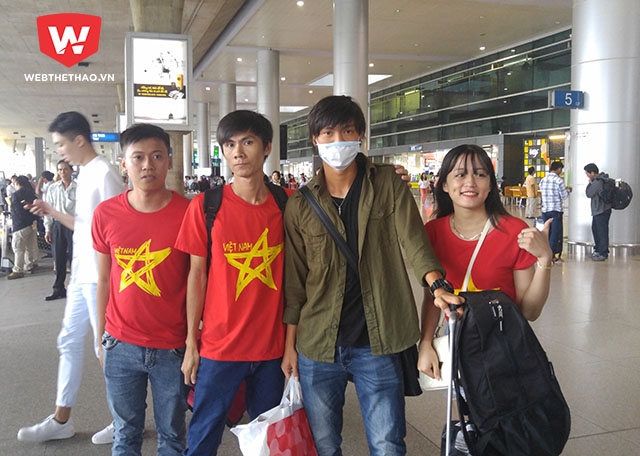 Tiền vệ Tuấn Anh chụp hình kỷ niệm với số ít Hội CĐV VFS. Ảnh: Thái Hải.