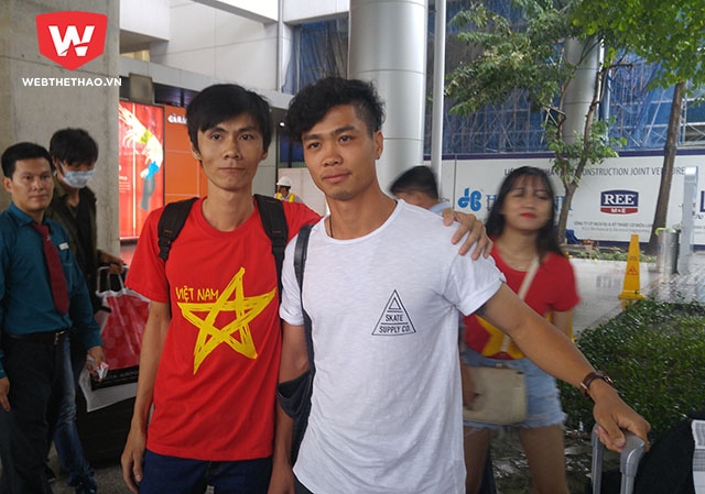 Công Phượng cực ngầu với mái tóc bồng bềnh chụp hình với người hâm mộ. Ảnh: Thái Hải.