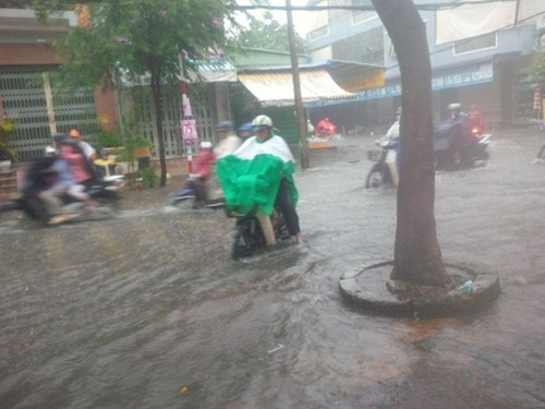 Đường Sài Gòn tắc nghẽn kinh hoàng vì cơn mưa lớn - ảnh 10