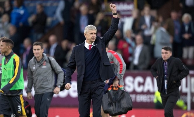HY HỮU: Tàu hỏa đâm phải bò, fan Arsenal lỡ trận thắng Burnley