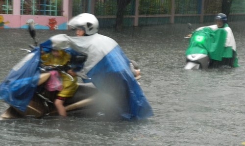 Khổ cực đến trường dưới cơn mưa khủng khiếp ở Sài Gòn - ảnh 4