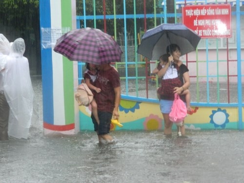 Khổ cực đến trường dưới cơn mưa khủng khiếp ở Sài Gòn - ảnh 8
