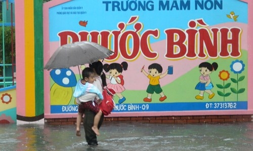Khổ cực đến trường dưới cơn mưa khủng khiếp ở Sài Gòn - ảnh 14