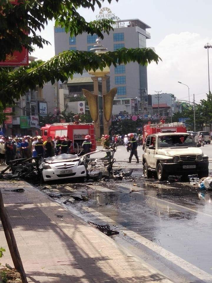 xe o to phat no tren duong noi thi thanh pho cam pha hinh anh 2
