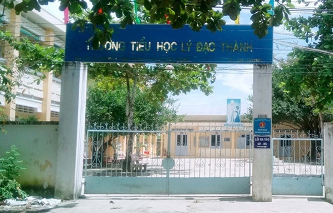 Me con om nhau khoc khi nam sinh lop 6 phai hoc lai lop 1 hinh anh 1