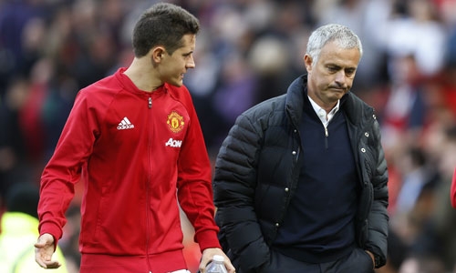 mourinho-khoi-dau-mua-giai-te-hon-van-gaal