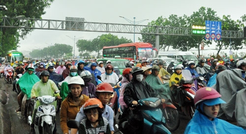 Người SG “chôn chân” trên đường đi làm ngày đầu tuần - 2