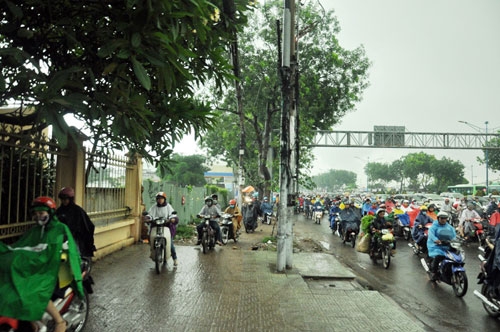 Người SG “chôn chân” trên đường đi làm ngày đầu tuần - 9