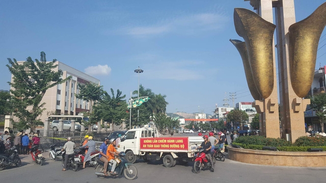 Các nẻo đường quanh hiện trường được phong tỏa để phục vụ công tác điều tra. 