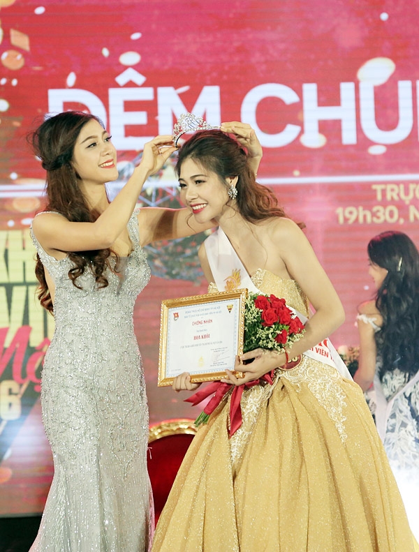 Khoảnh khắc đáng nhớ khi hoa khôi 2015 Thu Hằng trao lại vương miện cho Hồ Ái Thơ