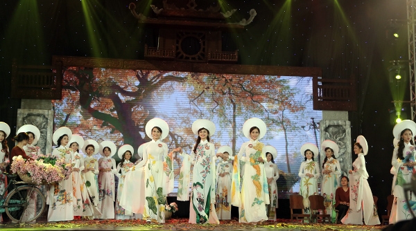Trong phần thi áo dài, sân khấu chung kết cuộc thi Imiss Thăng Long 2016 đã thực sự trở thành một không gian mùa thu Hà Nội thu nhỏ với lá vàng, xe đạp và những bước đi uyển chuyển, duyên dáng của 25 nữ sinh xinh đẹp