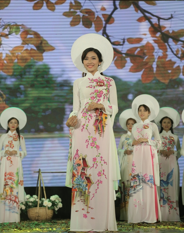 Nữ sinh đến từ Học viện Ngoại giao Hoàng Phương Hà giành ngôi Á khôi 1