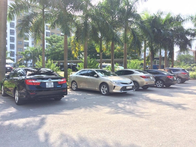  Các dòng xe cao cấp khác như Camry, Fortuner, Tenna cũng xuất hiện rất nhiều trong khu đô thị dành cho người thu nhập thấp này. 