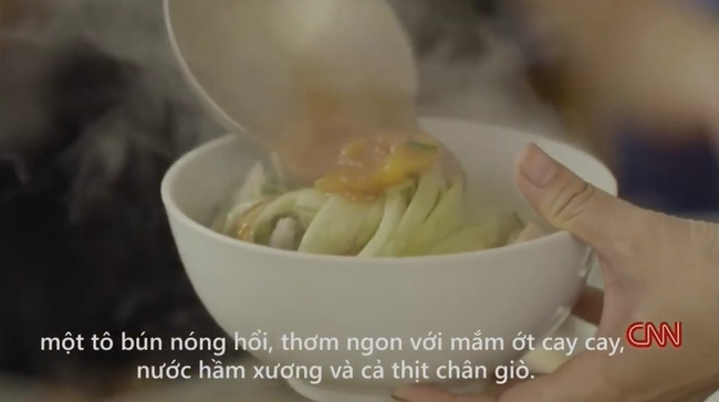 Quán bún chửi nổi tiếng Hà Nội lên sóng CNN: Tự hào hay xấu hổ? - Ảnh 4.