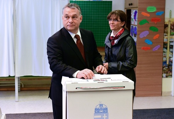 Thủ tướng Orban tham gia cuộc trưng cầu dân ý. (Ảnh: Zimbio)
