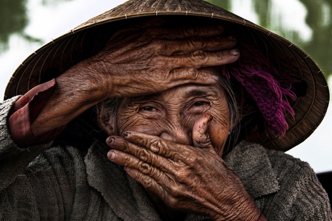 Văn Mai Hương chụp ảnh cùng 'Cụ bà đẹp nhất thế giới' ở Hội An