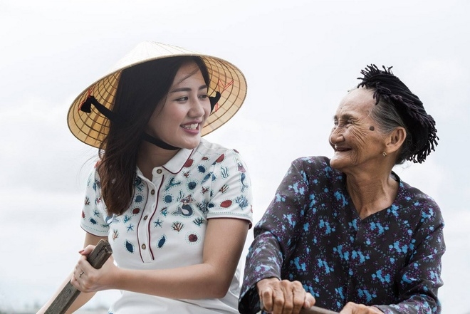 Văn Mai Hương chụp ảnh cùng 'Cụ bà đẹp nhất thế giới' ở Hội An