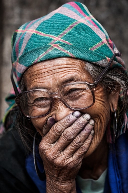 Văn Mai Hương chụp ảnh cùng 'Cụ bà đẹp nhất thế giới' ở Hội An