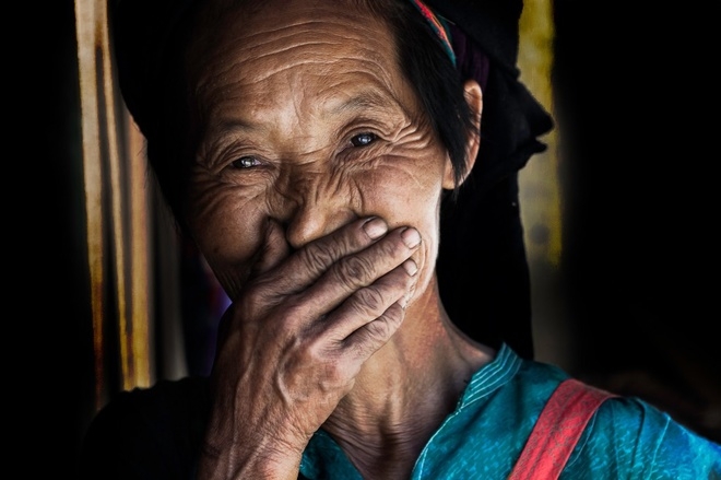 Văn Mai Hương chụp ảnh cùng 'Cụ bà đẹp nhất thế giới' ở Hội An