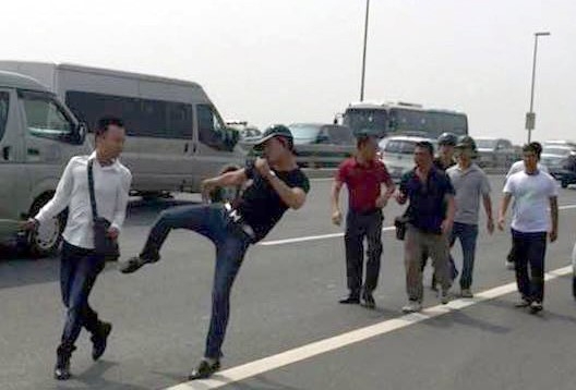  Cảnh sát hình sự Công an huyện Đông Anh đá phóng viên Quang Thế - Ảnh cắt từ clip 