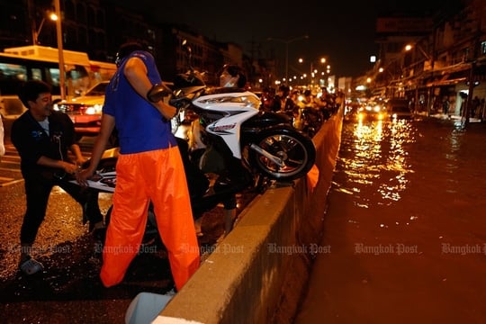  Giải cứu xe máy tại giao lộ Pongphet 