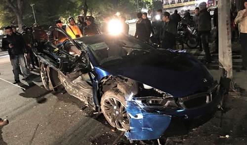 bmw-i8-mau-doc-sieu-xe-xau-so-nhat-tai-viet-nam-3