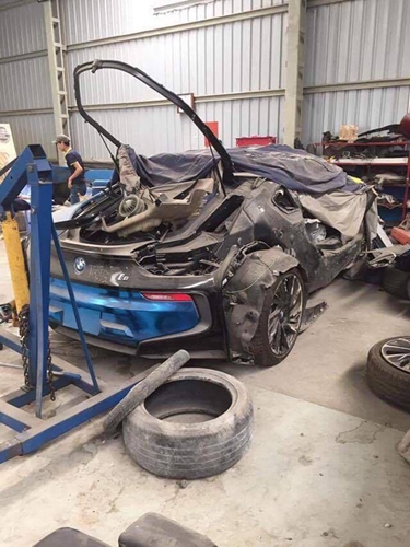 bmw-i8-mau-doc-sieu-xe-xau-so-nhat-tai-viet-nam-6