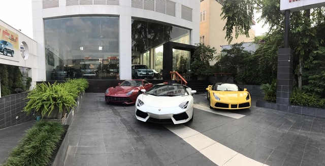  Lamborghini Aventador LP700-4 mui trần đứng giữa, hai bên là siêu xe Ferrari 488 GTB vàng và F12 Berlinetta đỏ khiến nhiều người xem ngỡ mình lạc vào thiên đường siêu xe của Dubai. Ảnh: 