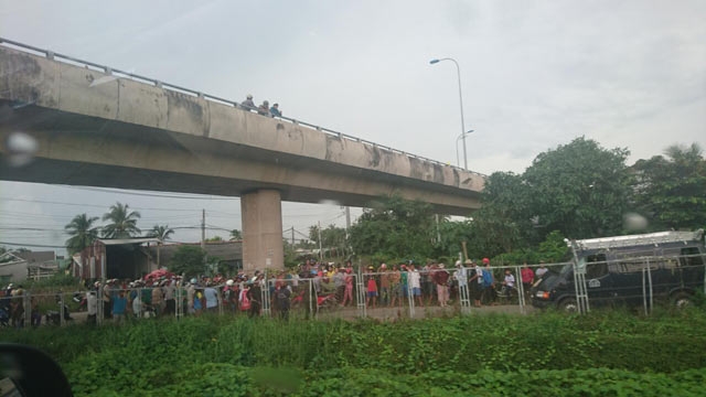 Chạy xe máy lên cầu vượt cao tốc, người đàn ông nhảy xuống tự sát hình ảnh 1 chay xe may len cau vuot cao toc, nguoi dan ong nhay xuong tu sat hinh anh 1