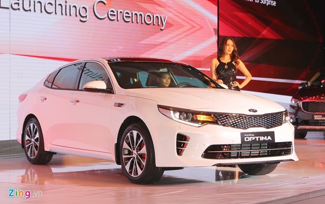 Kia Optima re hon Toyota Camry gan 400 trieu ra mat o VN hinh anh 1
