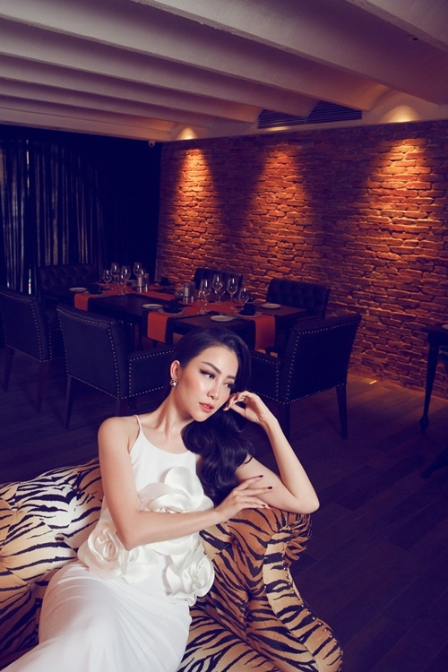Linh Nga khoe dáng trong trang phục đơn sắc